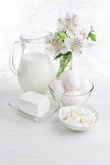 Obraz na płótnie Canvas Tasty dairy products on wooden table