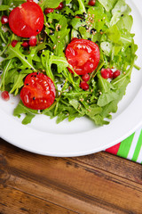 Green salad made with  arugula, tomatoes and sesame