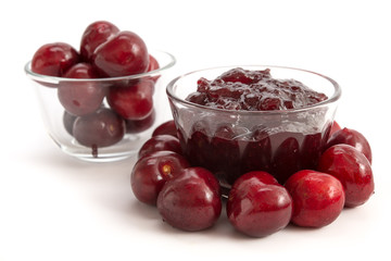 Kirschmarmelade und Kirschen
