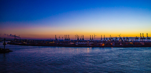 Hamburger Hafen und Elbe Blaue Stunde