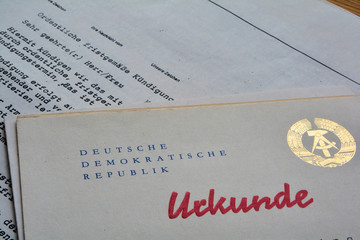 Kündigung und Urkunde in einem Büro