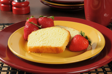 Pound cake with strawberries
