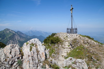 Fototapeta premium Gipfelkreuz auf dem Hochfelln