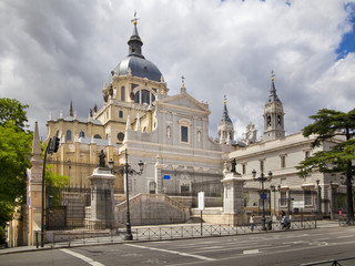 Fototapeta na wymiar Cathedral Santa Maria la Real de La Almudena in Madrid, Spain.