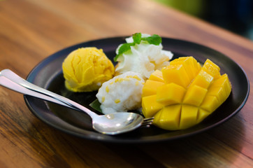 Mango, pudding, mango ice cream with sticky rice