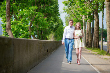 Fototapeta na wymiar Newly-wed couple walking in Paris