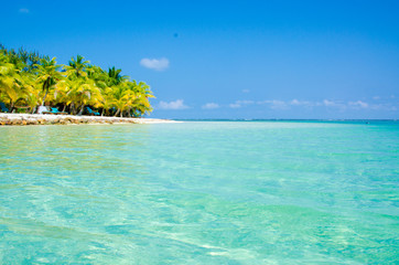 Fototapeta na wymiar Paradise Beach on beautiful island South Water Caye - Belize