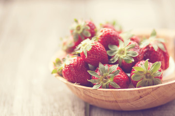 Obraz na płótnie Canvas Strawberries in a basket in the garden