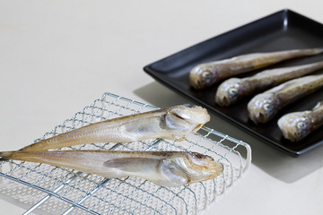 Fototapeta na wymiar Niektóre z soli ryby Sandfish suszone