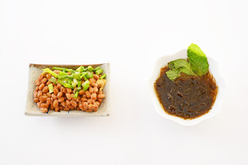 小皿に入れた納豆とモズク