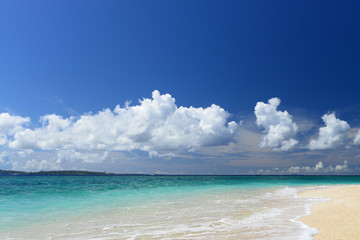 Fototapeta na wymiar Niebu i piękna plaża z Kerama