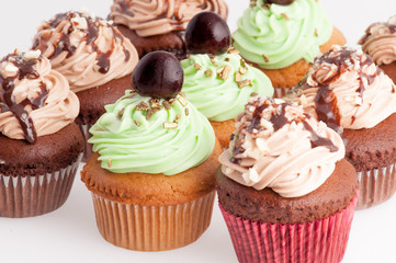 Insieme di cupcake isolati su sfondo bianco