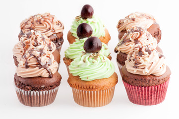 Insieme di cupcake isolati su sfondo bianco