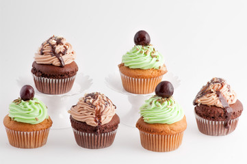 Insieme di cupcake isolati su sfondo bianco