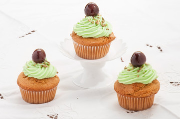 Cupcake verdi con ciliegina  isolati su sfondo bianco
