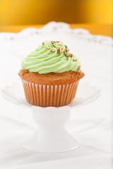 Cupcake appoggiato su un'alzatina e isolato su sfondo bianco