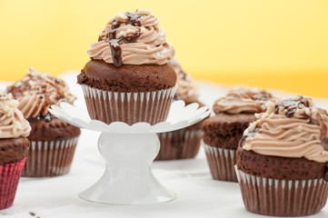 Cupcake al cioccolato appoggiato su un'alzatina
