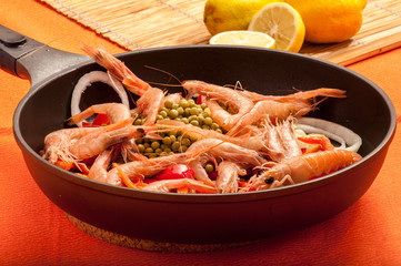 Tegame con verdure miste e gamberetti