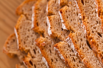 Brotschnitten aus dunklem Brot