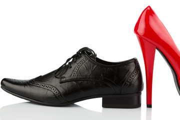 Rote High Heels und Herrenschuh
