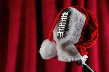 Retro Mikrofon mit Weihnachtsmütze