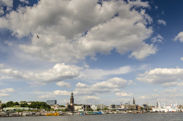 Fototapeta premium Blick ueber die Elbe auf Hamburg