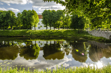 Spiegelung Schloss Ahrensburg mit Baeumen