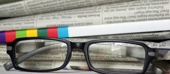 Zeitungen und Lesebrille
