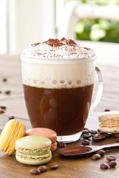 Eine Tasse Kaffee mit Milchschaum