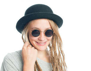 Blondes Mädchen mit Hut und Nickelbrille