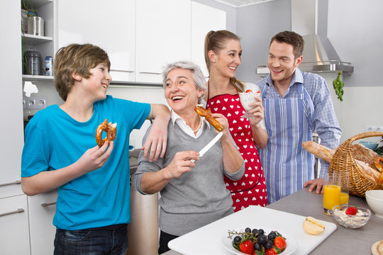 Drei Generationen im Haushalt:  Glückliche Familie in der Küche