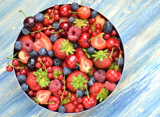 mieszanka owoców, truskawki, maliny, porzeczki, czereśnie  - obrazy, fototapety, plakaty