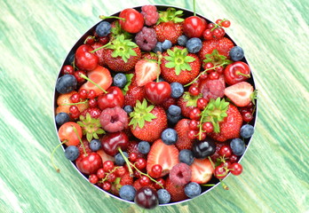 mieszanka owoców, truskawki, maliny, porzeczki, czereśnie 