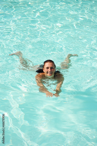 Junge Frau Schwimmt Im Pool 스톡 사진 로열티프리 이미지 이미지 66678906