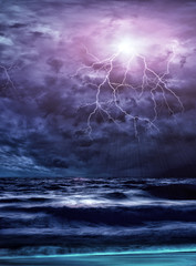 Obraz premium Lightning flashes across the beach from a storm