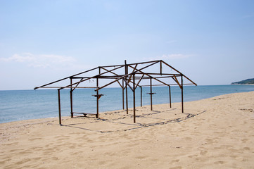 Obraz na płótnie Canvas Wooden construction of hut on beach