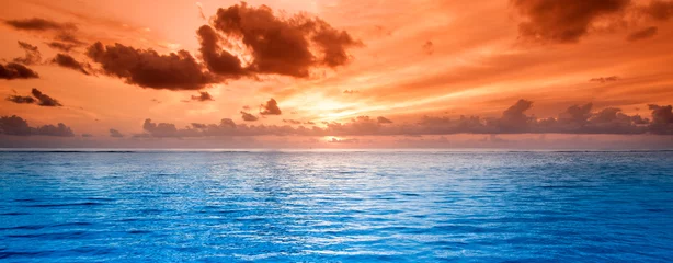 Selbstklebende Fototapeten Tropisches blaues Meerwasser © fotomaximum