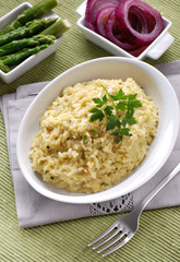 risotto agli asparagi con ingredienti intorno