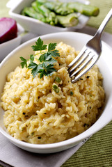 risotto agli asparagi con ingredienti intorno