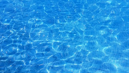 aguas azules y reflejos del sol