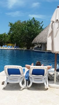 turista relajado en la piscina