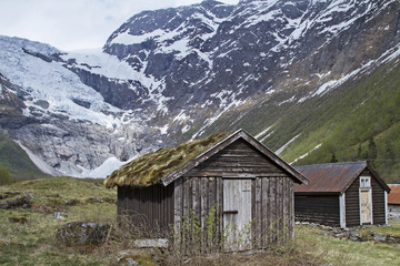 Almsiedlung vor einem Ausläufer des Jostedalsbreen