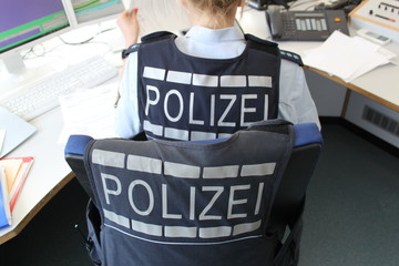 Polizei im Büro am Computer  110