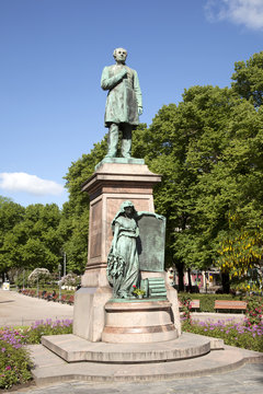 statue of runeberg in Helsinki