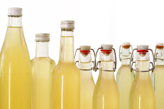 Flaschen mit Holundersirup gef&uuml;llt, Nahaufnahme