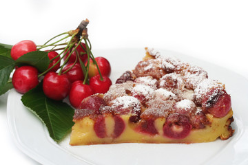 fetta di clafoutis con ciliegie su tavolo_ sfondo bianco