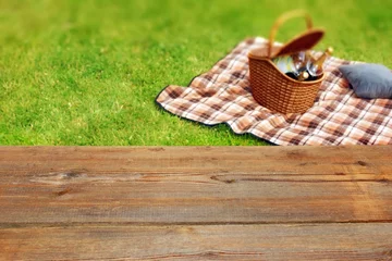 Fototapete Picknick Picknicktisch, Decke und Korb im Gras