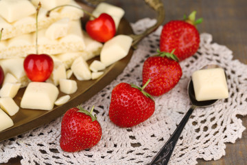 Fototapeta premium Broken white chocolate bar