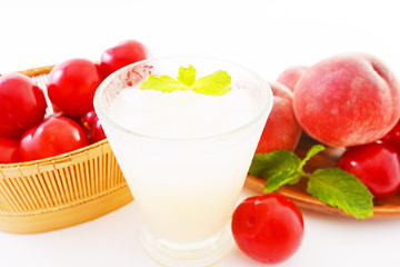 新鮮な果物とジュース