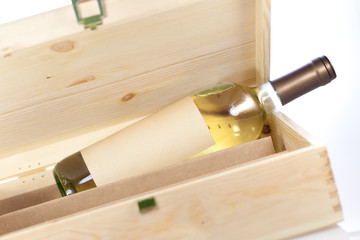 weinflasche in einer holzkiste